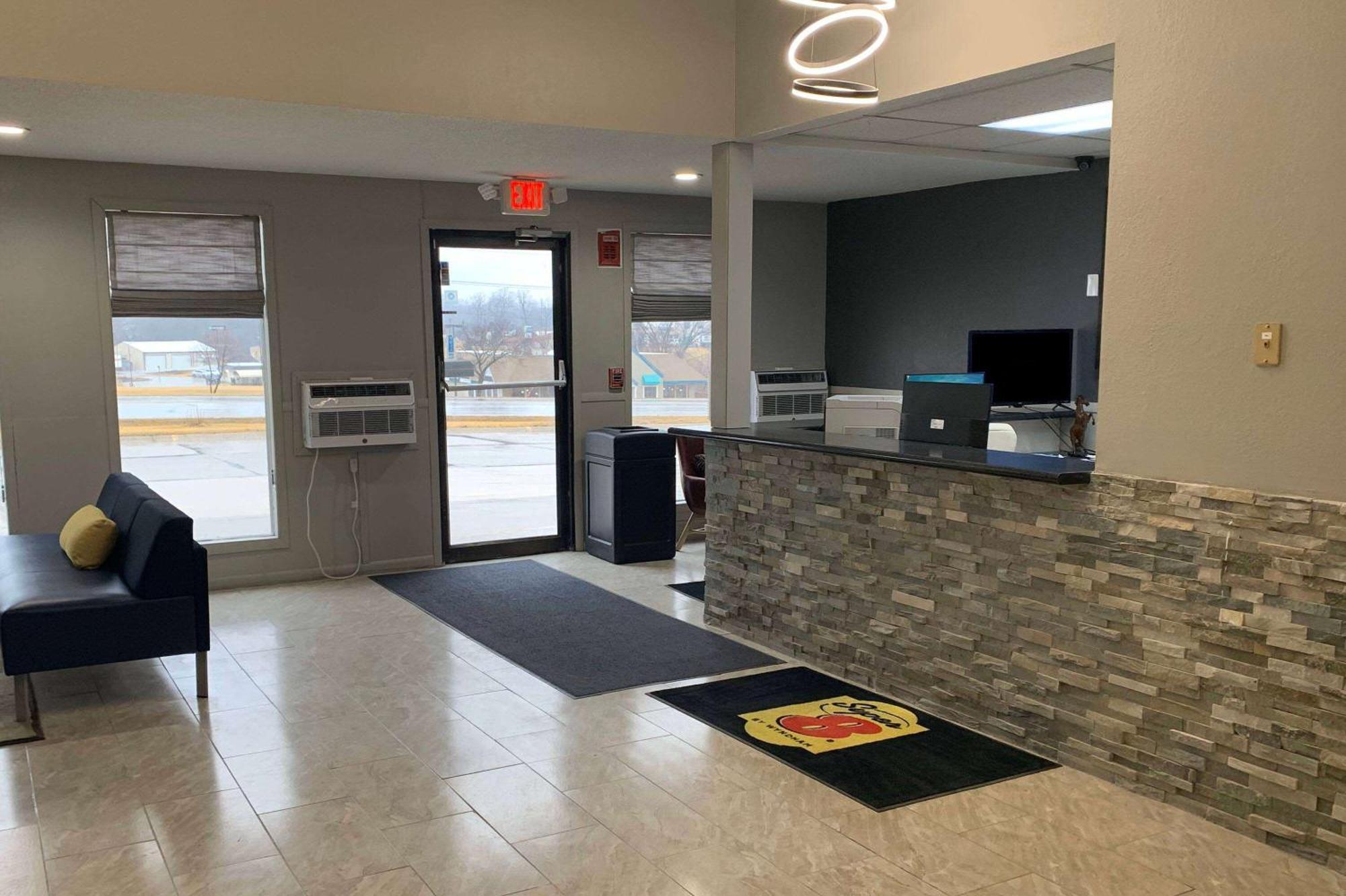 Super 8 By Wyndham Kirksville-University Area ภายนอก รูปภาพ
