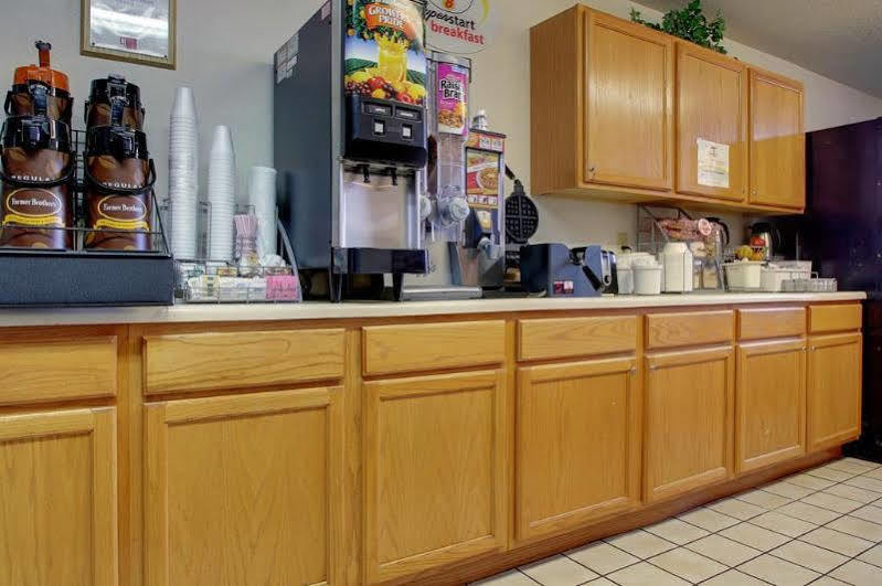 Super 8 By Wyndham Kirksville-University Area ภายนอก รูปภาพ